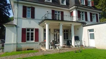 المنشأة من الخارج