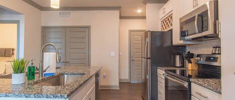 Een koelkast, een magnetron, een oven, een kookplaat