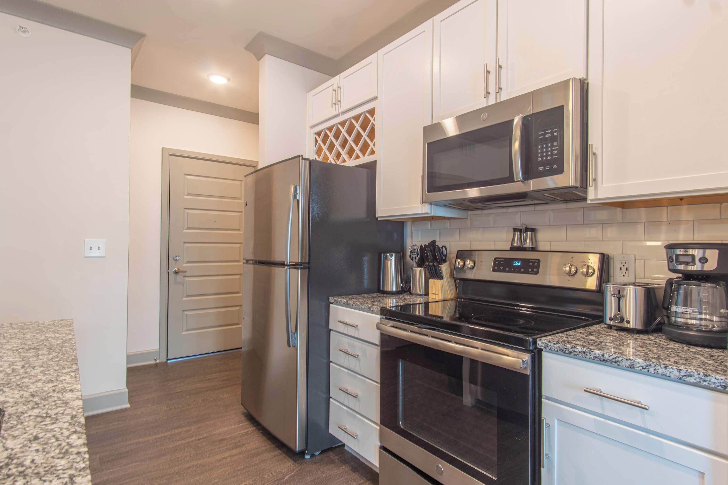 Kylskåp, mikrovågsugn, ugn och spishäll