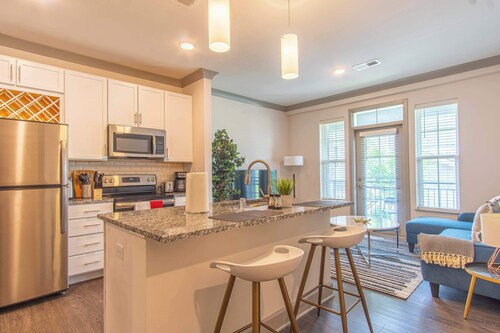 Boulevard Stays Comfy 1BR Haven Pool, Free Parking & Cozy Details