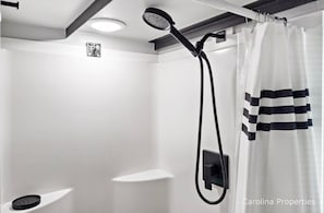 Douche, serviettes fournies, savon, papier toilette