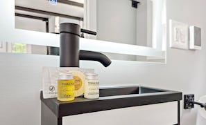 Douche, serviettes fournies, savon, papier toilette