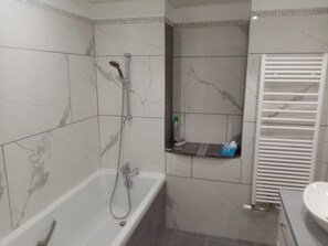 Serviettes fournies, papier toilette
