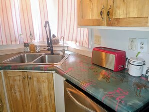 Jääkaappi, uuni, liesi, astianpesukone