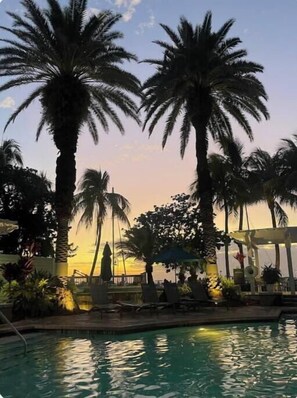 Una piscina al aire libre, una piscina climatizada