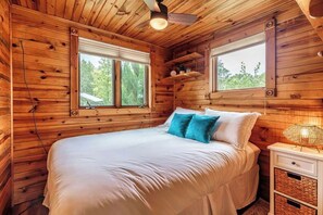 1 bedroom, desk, WiFi, bed sheets - Secluded Waterfront Cottage with Kayaks and Fire Pit (Sturgeon Bay)