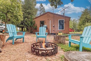 Property grounds - Secluded Waterfront Cottage with Kayaks and Fire Pit (Sturgeon Bay)