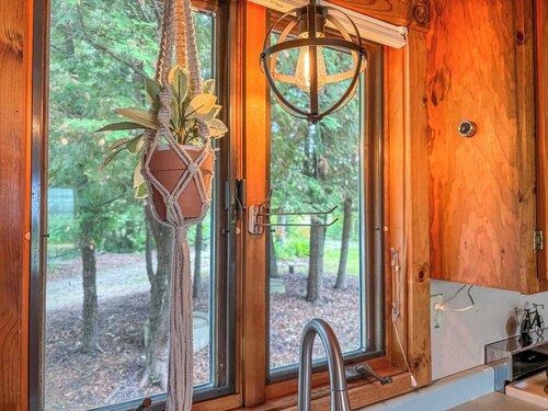 Secluded Waterfront Cottage with Kayaks and Fire Pit