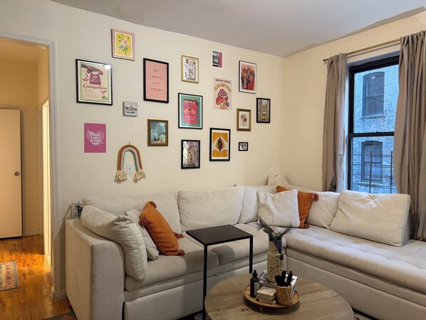 TV - Charming and Spacious 1-bed Apartment in Manhattan with Elevator and King Sofa (New York)