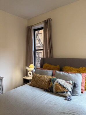 1 bedroom, WiFi, bed sheets - Charming and Spacious 1-bed Apartment in Manhattan with Elevator and King Sofa (New York)