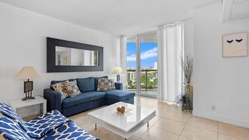 Panoramic Apartment, 1 Bedroom, Balcony, Canal View | Living area