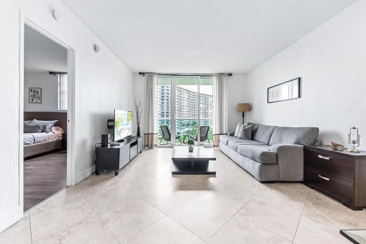 Deluxe Condo, 2 Bedrooms, Balcony, Canal View | Living area