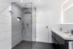 Dusche, Haartrockner, Handtücher