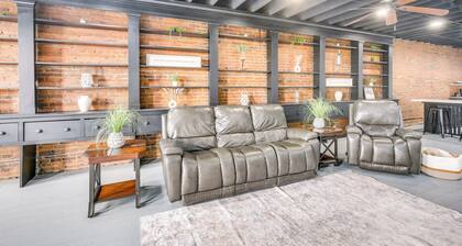 Walk to River + Shops: Downtown Hannibal Loft