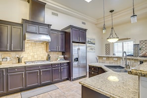 Fridge, microwave, stovetop, dishwasher - Family-Friendly El Paso Home: Hike, Shop & Explore (El Paso)