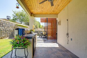 Outdoor dining - Family-Friendly El Paso Home: Hike, Shop & Explore (El Paso)