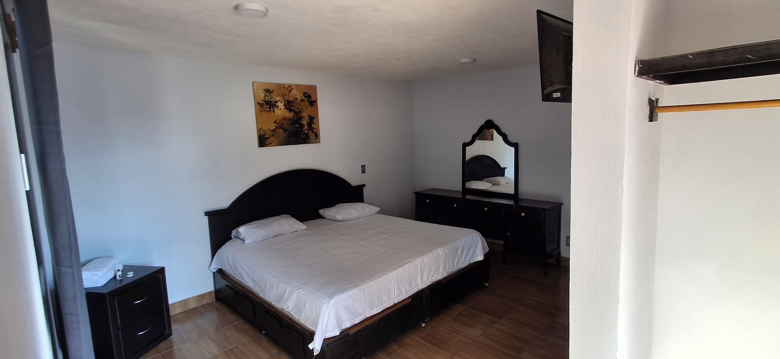 Habitación Confort | Escritorio, espacio para trabajar con laptop y wifi gratis 