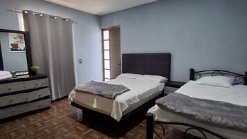 Comfort-Dreibettzimmer | Schreibtisch, laptopgeeigneter Arbeitsplatz, kostenloses WLAN