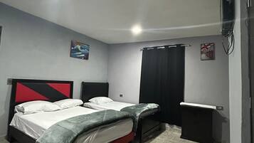 Comfort-Dreibettzimmer | Schreibtisch, laptopgeeigneter Arbeitsplatz, kostenloses WLAN