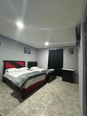 Bureau, espace de travail pour ordinateur portable, Wi-Fi gratuit