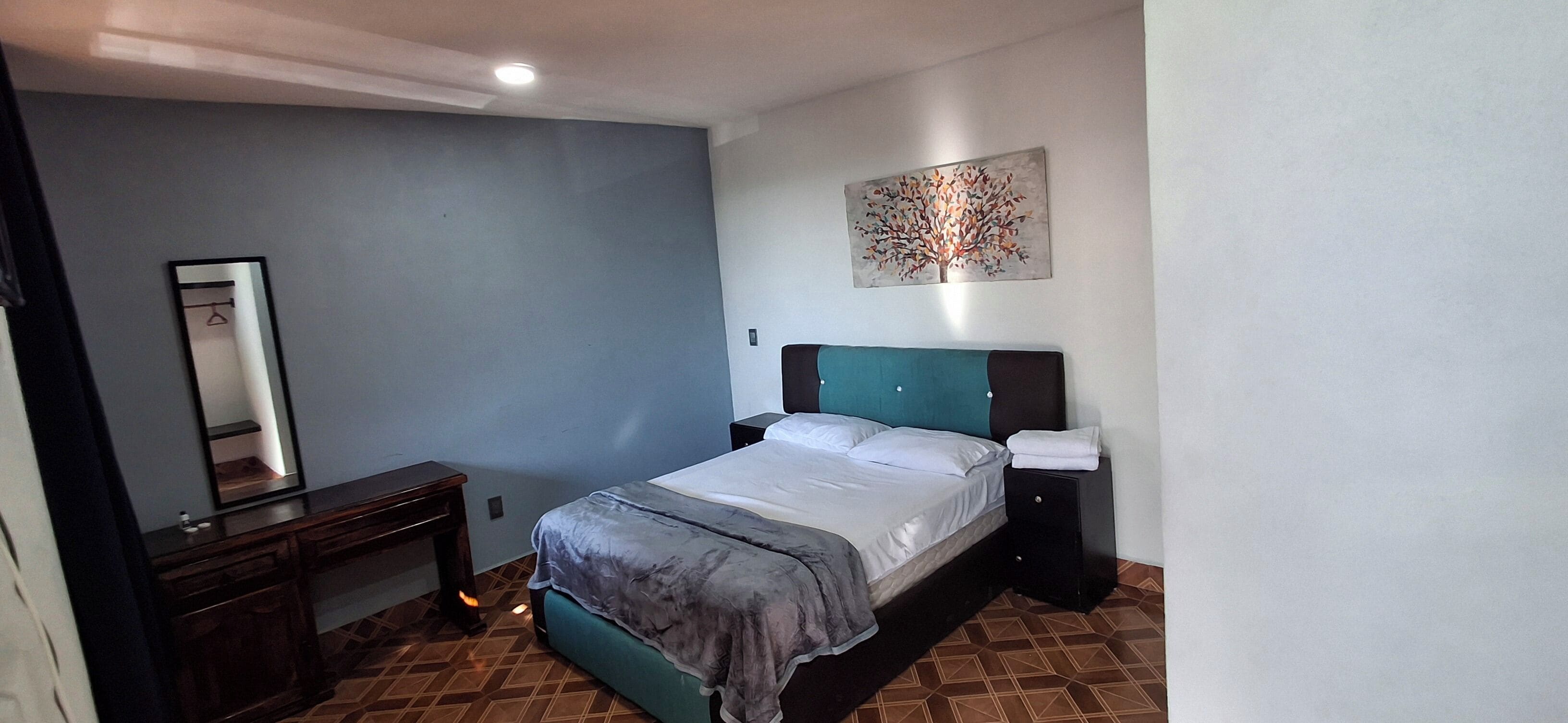 Habitación Confort | Escritorio, espacio para trabajar con laptop y wifi gratis 