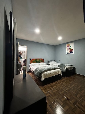 Comfort Triple Room | Meja, ruang kerja komputer riba, Wi-fi percuma