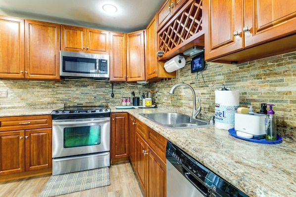 Fridge, microwave, stovetop, dishwasher