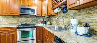 3 Mi to Dulles Airport: D.C. Area Townhome