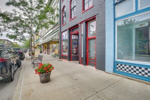 Exterior - Jacuzzi Tub & Full Kitchen: Dowtown Hannibal Loft (Hannibal)