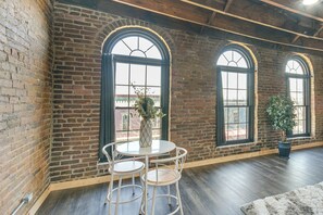 Dining - Jacuzzi Tub & Full Kitchen: Dowtown Hannibal Loft (Hannibal)