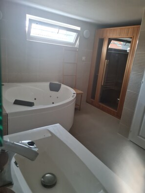 Baignoire à jets, sèche-cheveux, serviettes fournies, savon