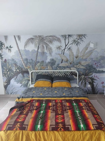 2 bedrooms, desk, travel cot, free WiFi. Ground floor apartment with garden near Reims