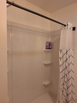Douche, séchoir à cheveux, serviettes fournies, savon