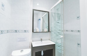 Habitación Confort doble, vistas al puerto | Baño