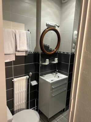 Comfort Twin Room, Harbour View | Bathroom