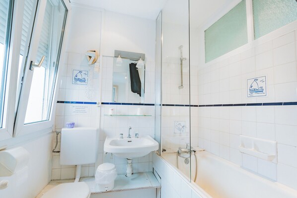 Comfort Triple Room | Bathroom - LE Faidherbe hotel (Boulogne-sur-Mer)