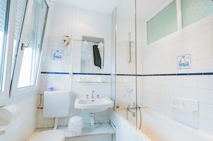 Comfort Triple Room | Bathroom