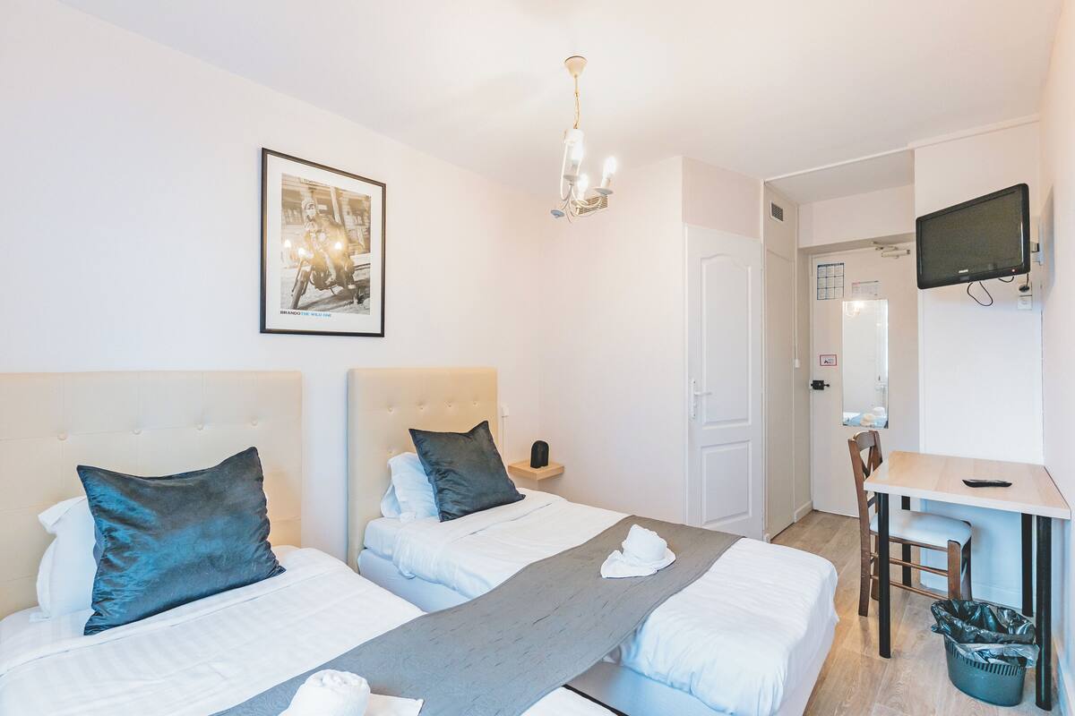 Habitación Confort con 2 camas individuales, vistas al puerto | Wifi gratis