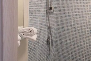 Dusche, Haartrockner, Bidet, HandtĂŒcher