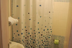Douche, séchoir à cheveux, bidet, serviettes fournies