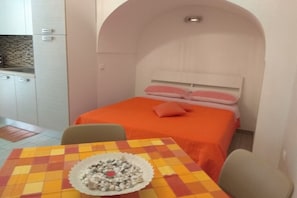 1 chambre, fer et planche à repasser, Wi-Fi, draps fournis