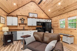 TV - Gatlinburg Vibes | Fireplace, Deck & Boat Access (Smithville)