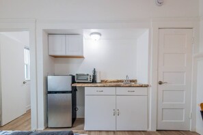 Mikrobølgeovn, brødrister, kjøkkenutstyr og spisebord