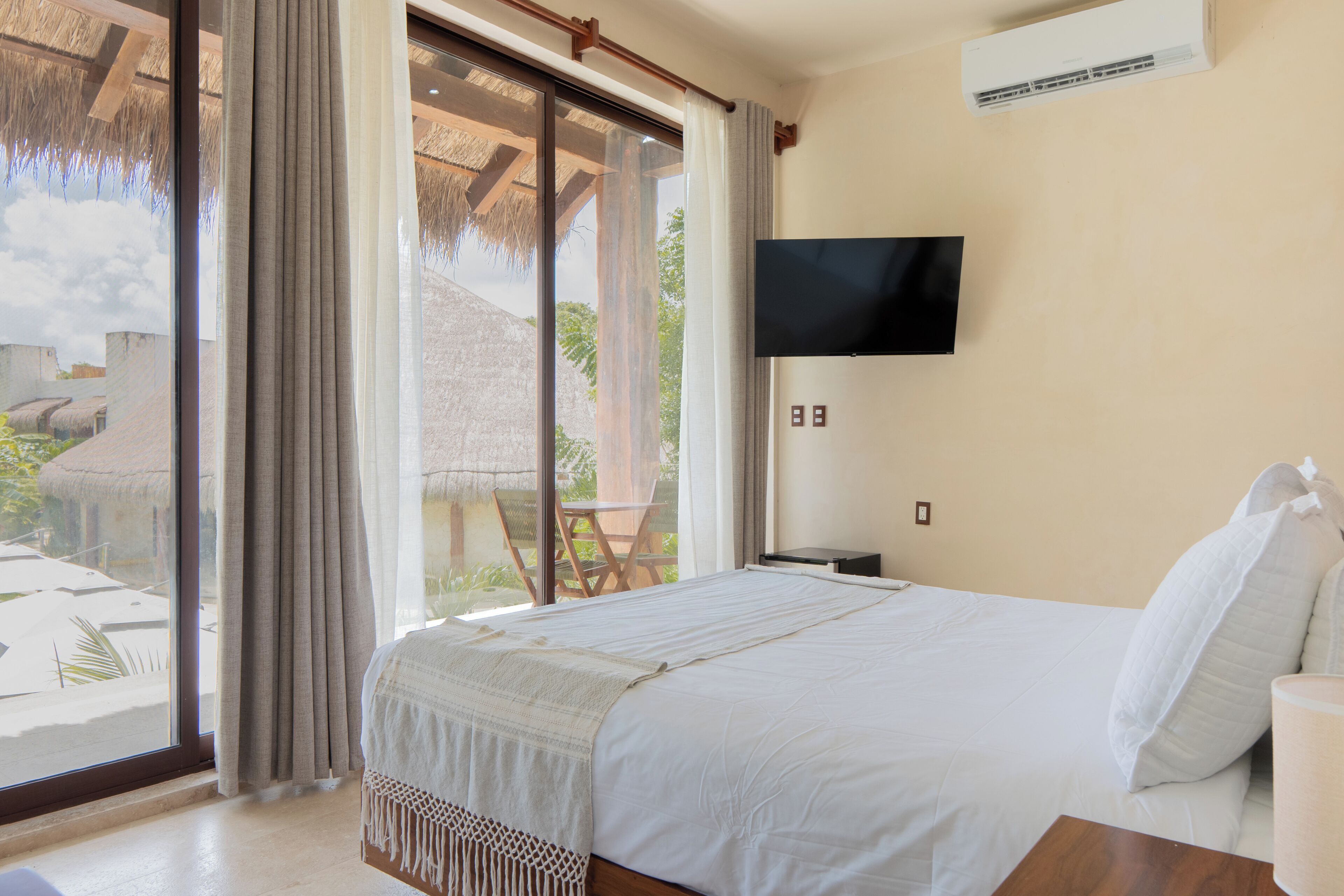 Junior Suite | Edredón, minibar y caja de seguridad en la habitación 