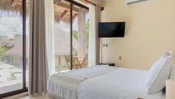 Junior Suite | Edredón, minibar y caja de seguridad en la habitación