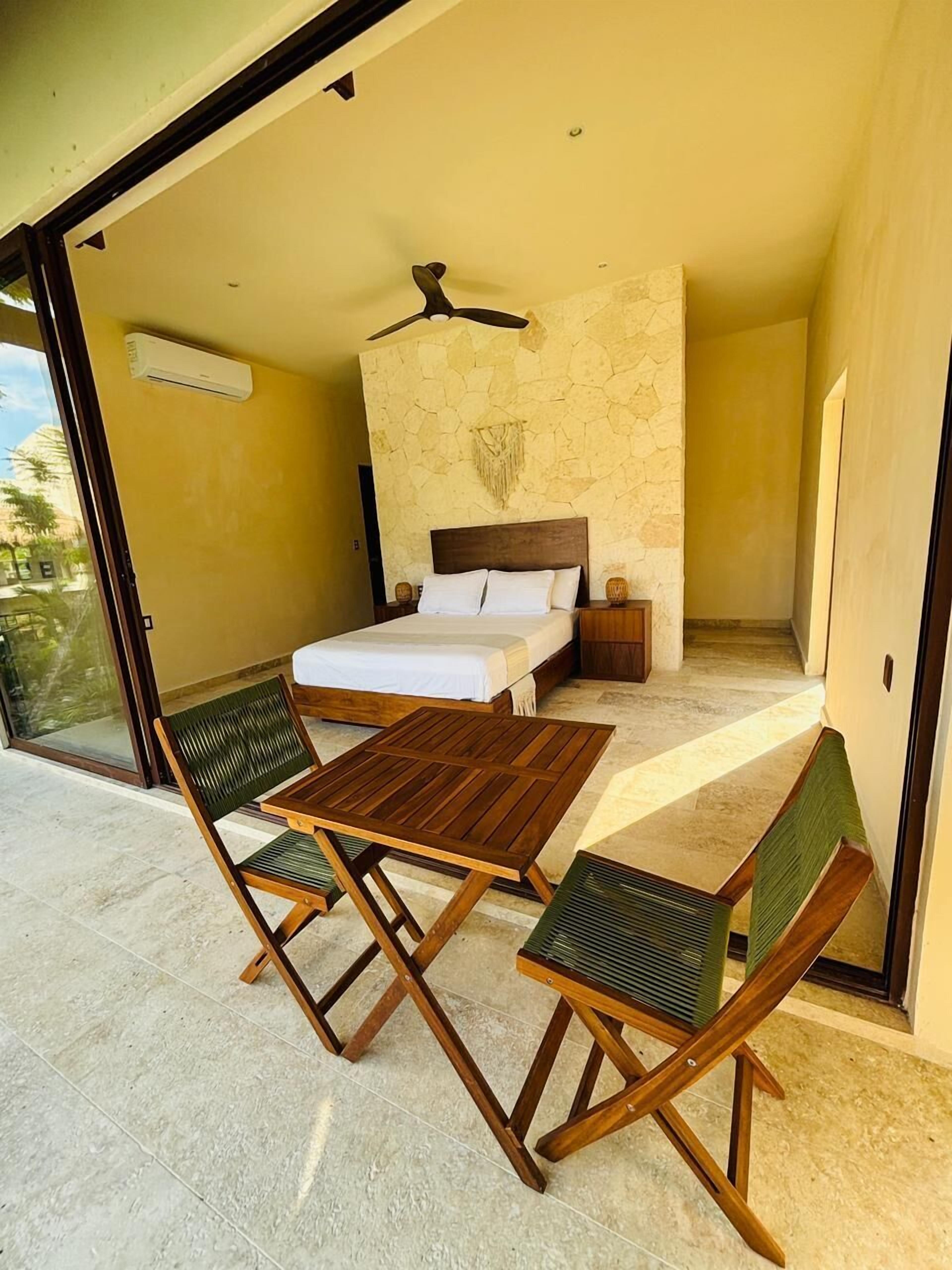 Deluxe-Doppelzimmer, Poolblick | Daunenbettdecken, Minibar, Zimmersafe, individuell dekoriert