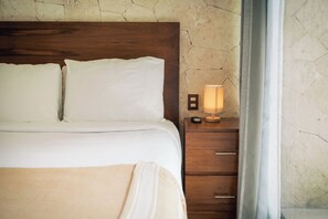 Garden Terrace Suite | Dundyner, minibar, pengeskab på værelset, strygejern/strygebræt