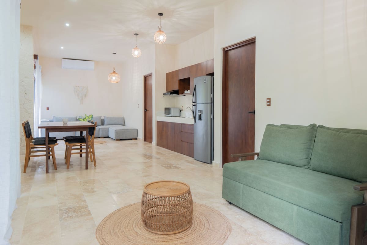 Apartamento familiar, patio, vistas al jardín | Cocina privada | Frigorífico pequeño