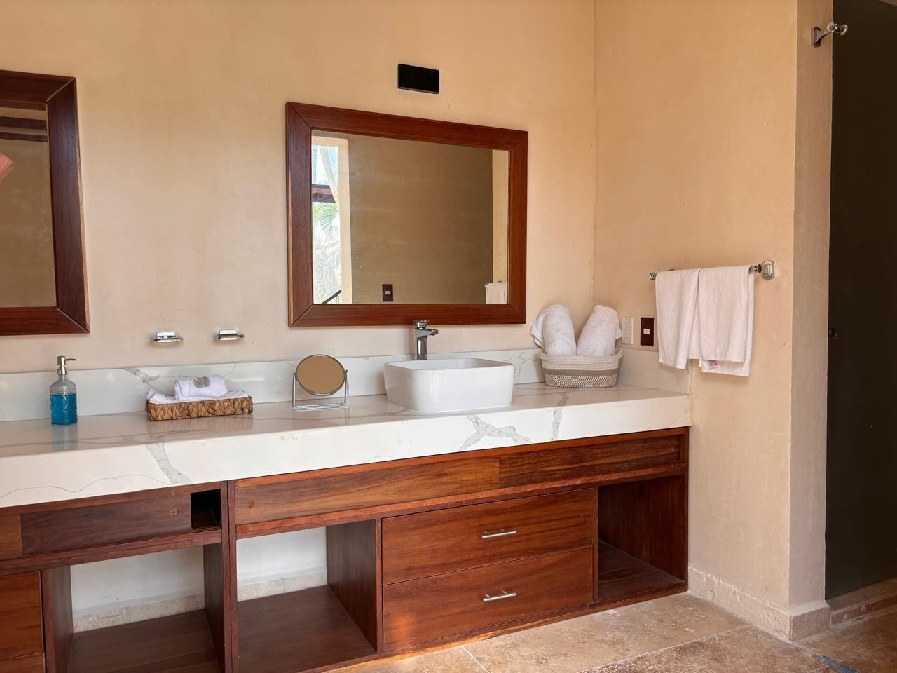 Luxus villa, kilátással a kertre | Fürdőszoba | Törölközők, szappan, sampon és toalettpapír