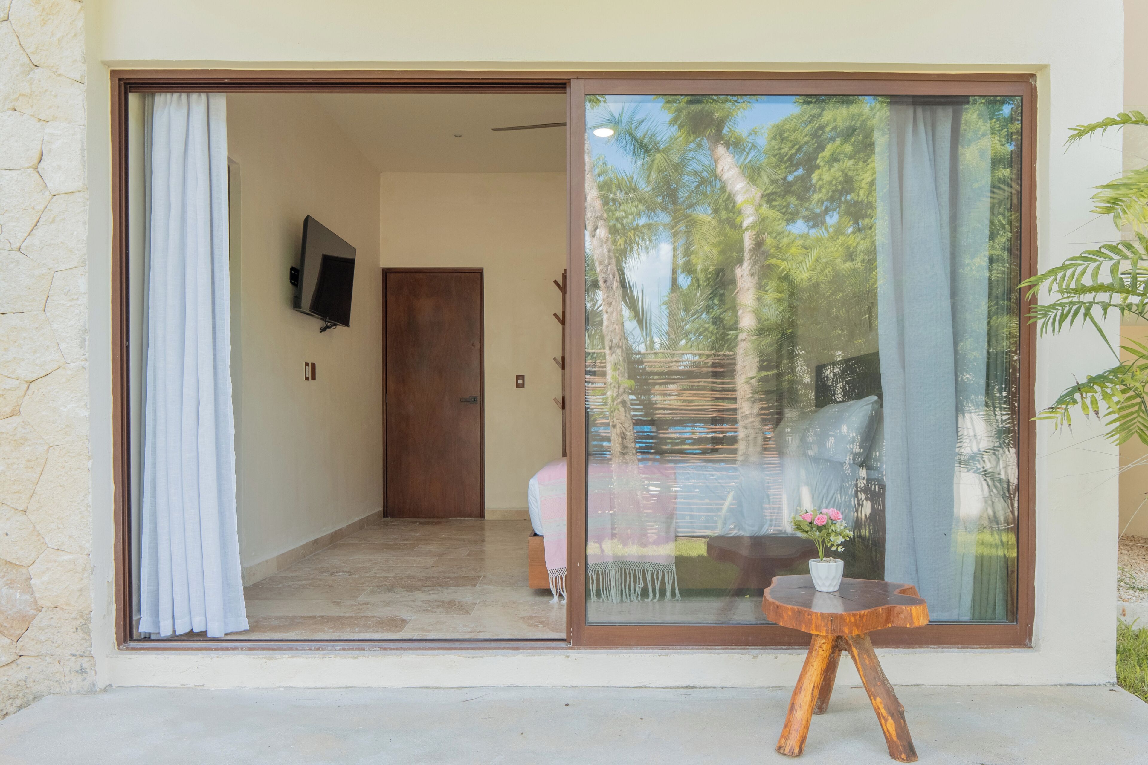 Apartamento familiar, patio, vistas al jardín | Zona de estar | Televisión de pantalla plana de 40 pulgadas con canales por cable